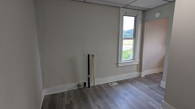 Building Photo - Charming 3-bedroom, 1.5-bathroom house loc...