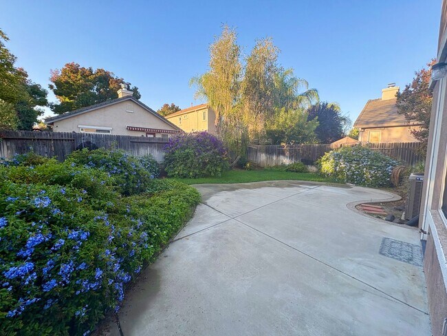 Building Photo - Beautiful 3 Bed 2.5 Bath Brentwood Home