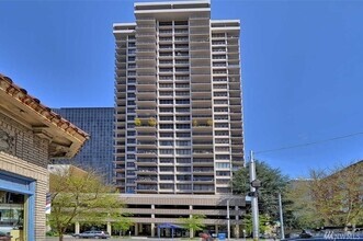 Building Photo - Spacious Downtown Living