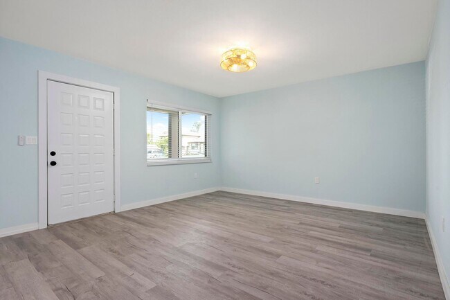 Building Photo - GORGEOUS FULLY RENOVATED 1st FLOOR 2 BEDROOM 1 BATHROOM CONDO LOCATED JUST 5 MINUTES FROM VENICE ...