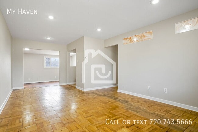 Building Photo - 3032 S Glencoe St