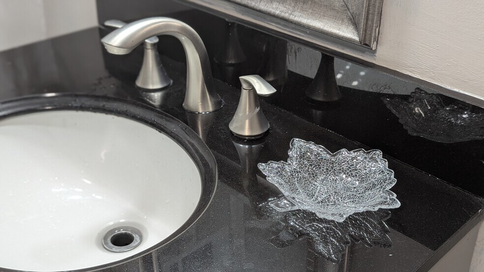 En-suite bathroom. - 3182 Latona Dr SW