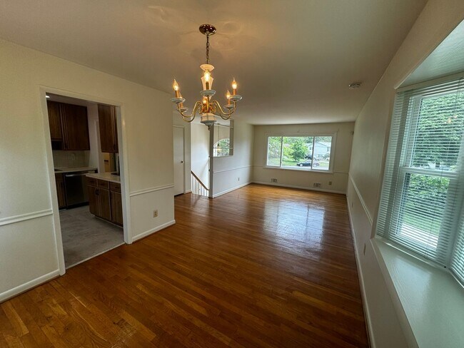 Building Photo - Split level 4-bedroom 3-bathroom home