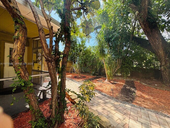 Building Photo - 1913 Riverside Dr