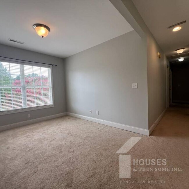 Building Photo - 606 Mattie Ln