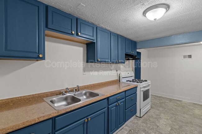 Building Photo - 465 S Dade Ave