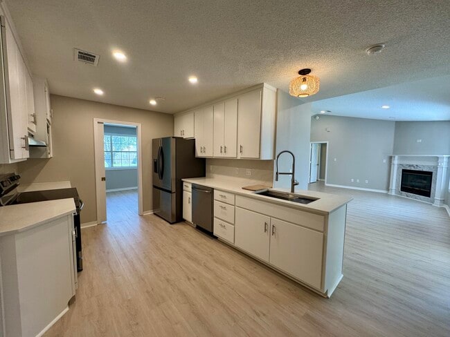 Building Photo - 529 Long Lake Dr