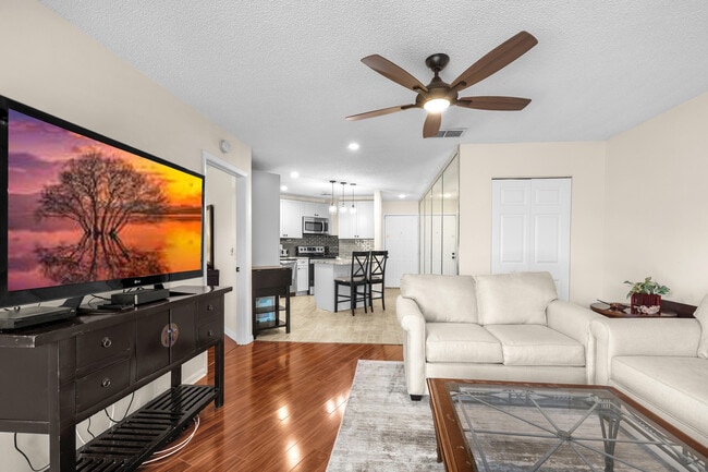 Building Photo - 2083 NE Collins Cir