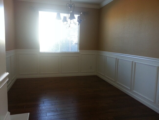 Building Photo - Located in a great neighborhood 5Bdm 3Ba Home With 2 Car Garage