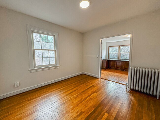 Building Photo - Stunning 4 Bed 3 Bath Tudor-style Brick Townhome In Desired Foxhall