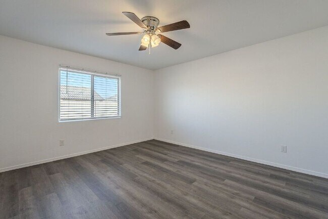 Building Photo - 1536 E Demain Dr