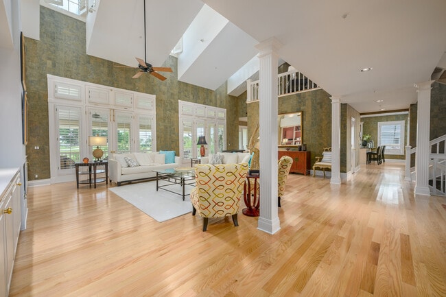 Building Photo - 981 Longboat Club Rd