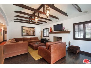 Building Photo - 9031 Rosewood Ave