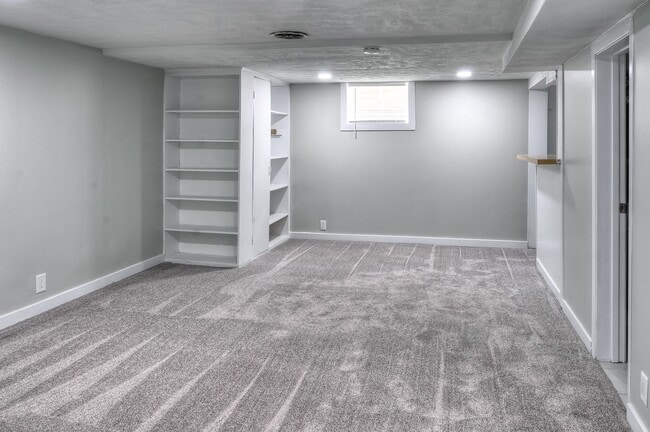 Building Photo - 4 bed in Aksarben