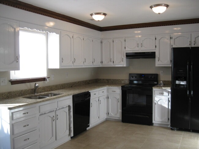 Building Photo - Lovely 3 bedroom Townhouse Available