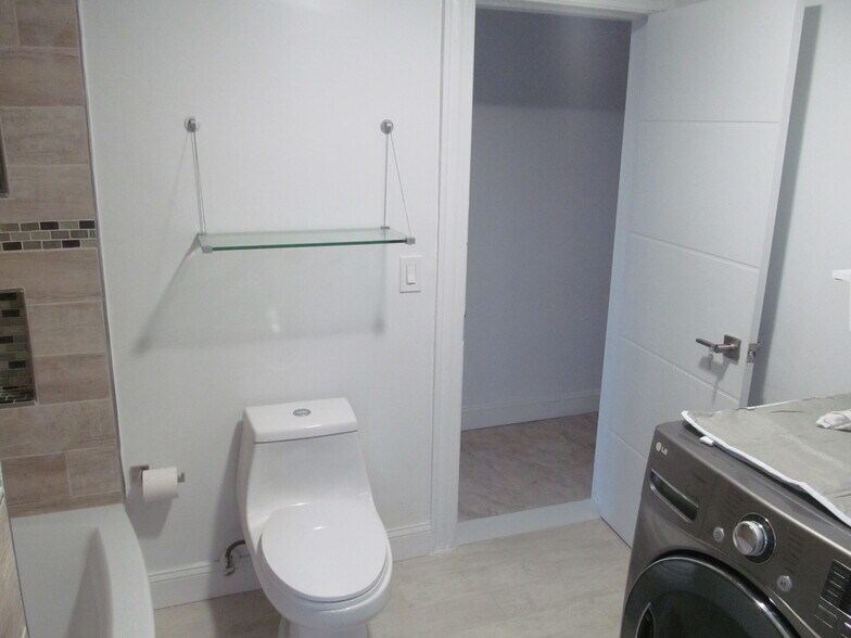 bathroom No. 1-pic 5 - 307 N 7th St