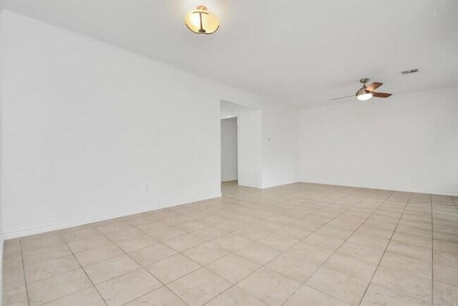 Building Photo - 10951 Shadow Wood Dr