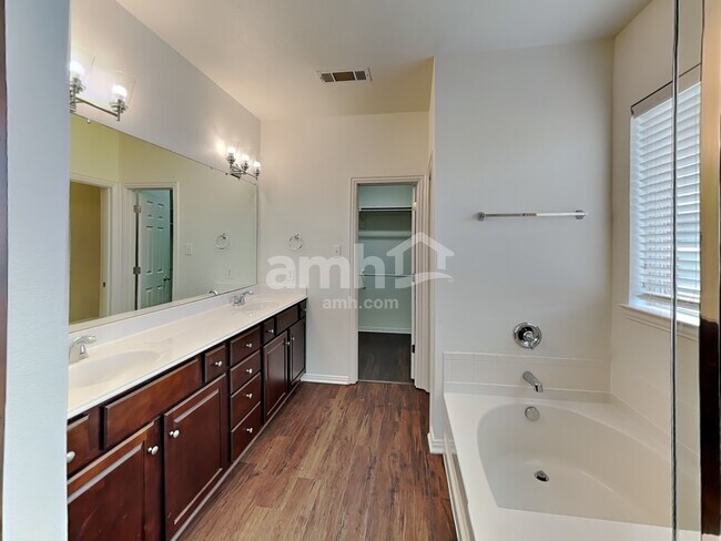 Building Photo - 313 Hawthorn Dr