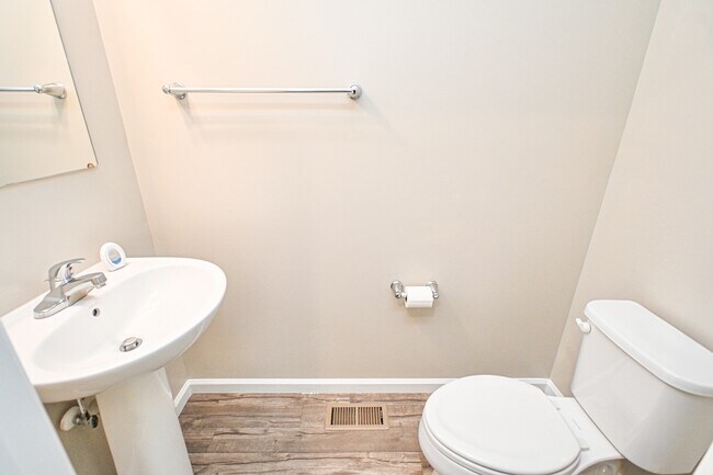 Building Photo - 5697 Julia Kate Dr