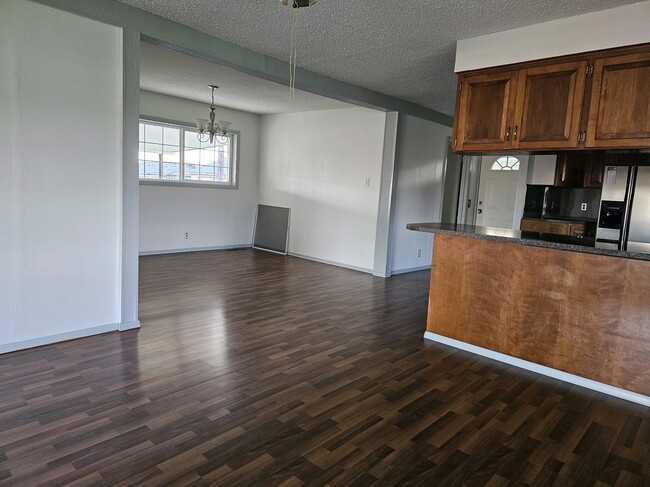 Building Photo - 920 W Edison Ave