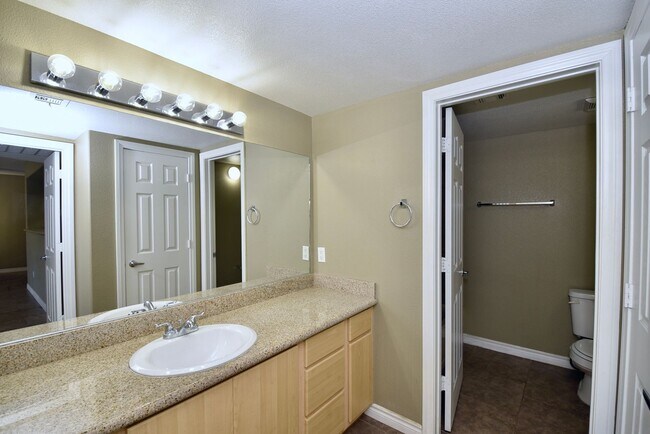 Building Photo - Charming 1 Bedroom Condo close to Durango ...