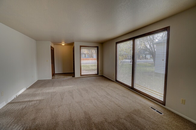 Building Photo - 2 bedroom, 1 bath duplex in the North End.