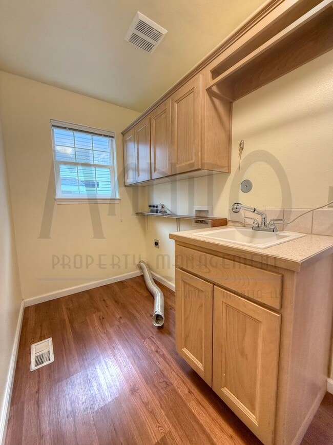 Building Photo - **MOVE IN SPECIAL** Spacious Eagle Ridge Home