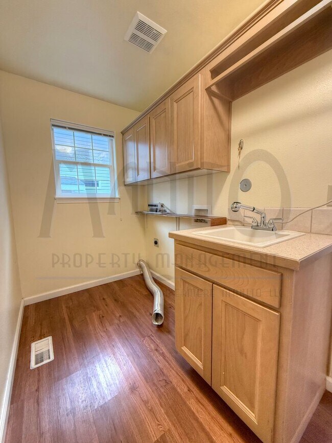 Building Photo - Spacious Eagle Ridge Home