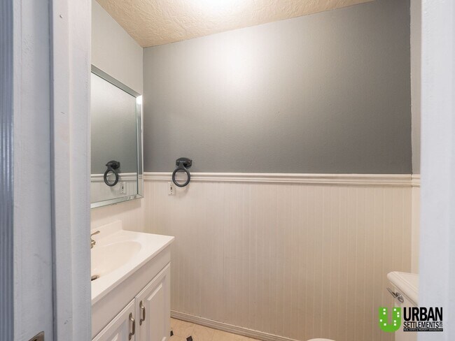 Building Photo - South Hill Gem! Spacious 3 Bedroom Home with Garage