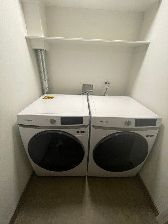 In-unit Laundry - 820 S Wilton Pl