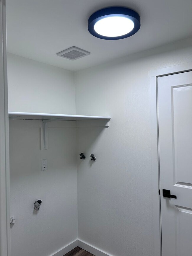 Building Photo - Single Level 4 bedroom in Heart of Vancouver
