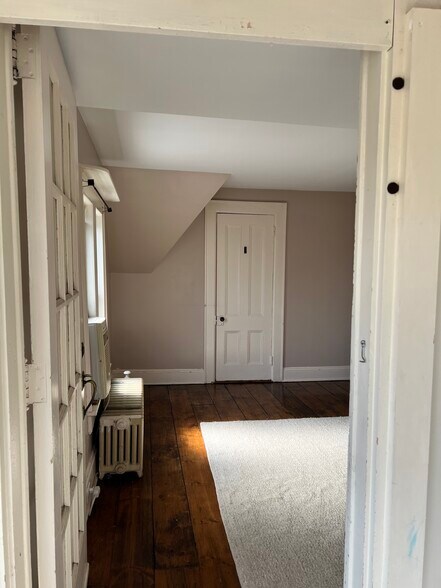 Living room - 136 E 9th St