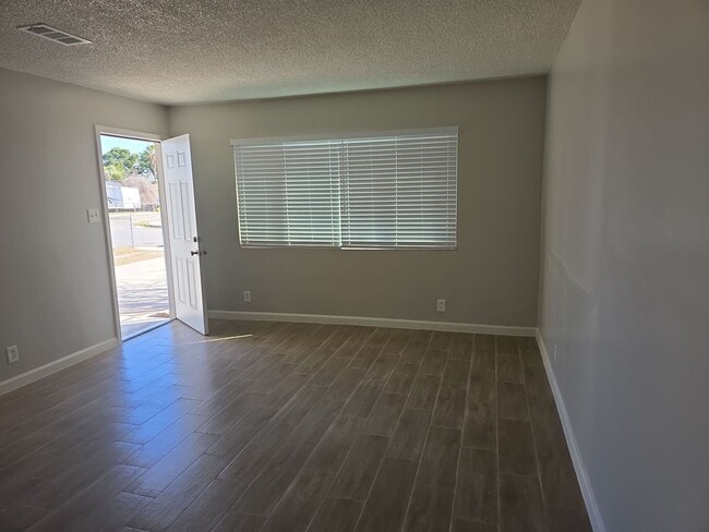 Building Photo - North Bakersfield- house 3bed/2 bath