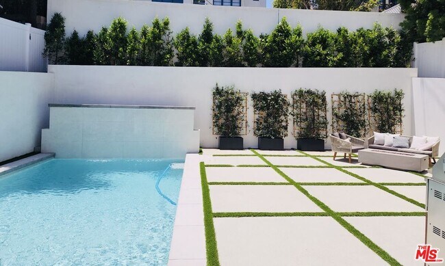 Building Photo - 2565 Patricia Ave