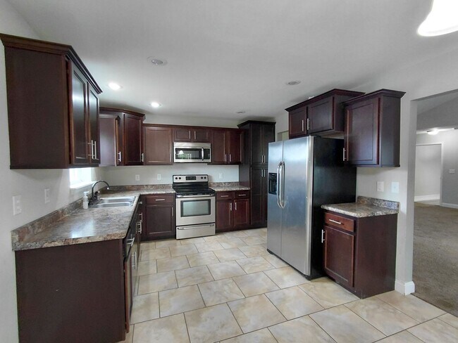 Building Photo - 137 Creek View Dr