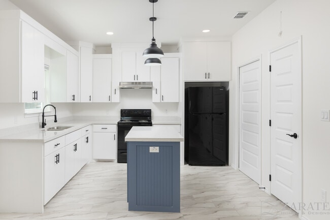 Building Photo - 200 Cub Cir