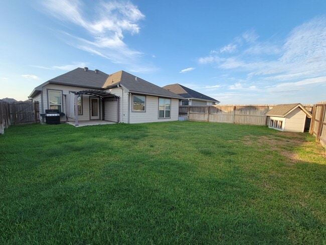 Building Photo - Bryan - 3 bedroom / 2 bath / 2 car garage house with fenced in back yard.