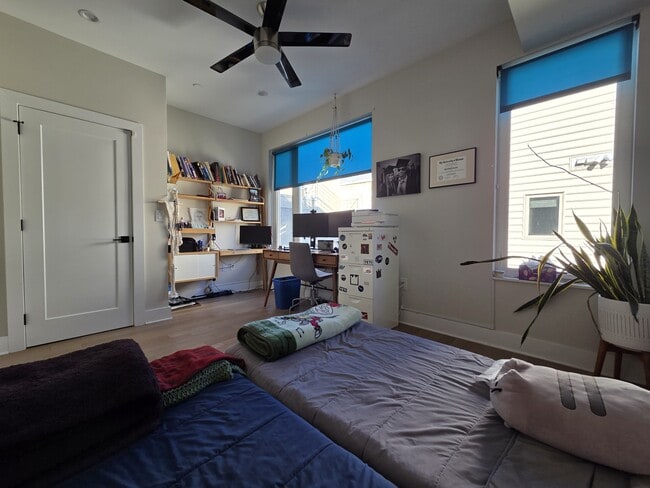 Building Photo - 1227 N Leithgow St