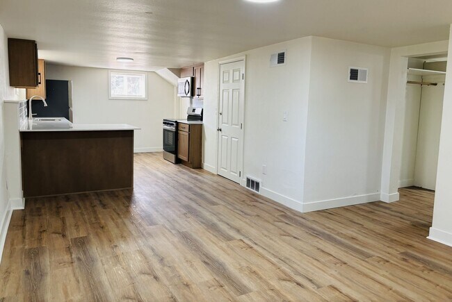 Building Photo - Freshly Remodeled with Free Shared Laundry