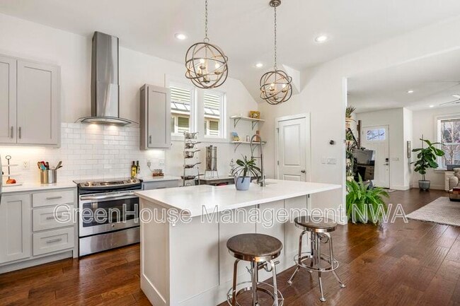 Building Photo - 636 SW B St