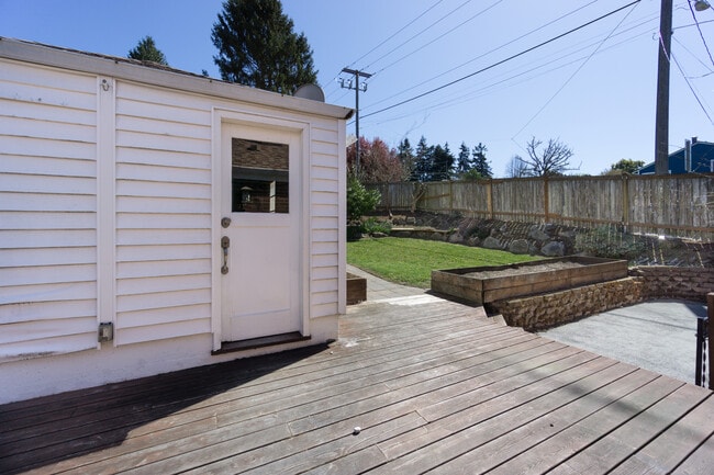 Building Photo - 3002 32nd Ave W