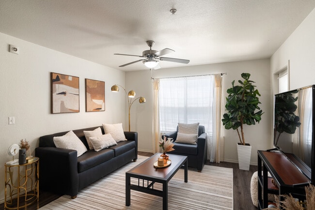 Building Photo - Lodge in San Marcos