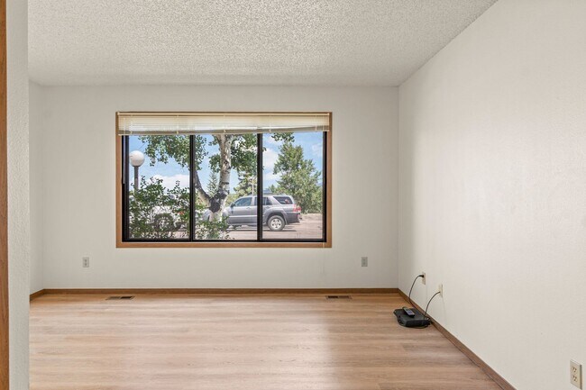 Building Photo - 610 N Coraline St