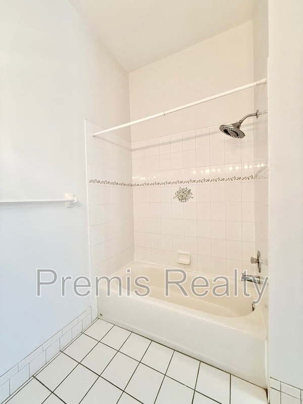 Building Photo - 642 Weathersfield Dr