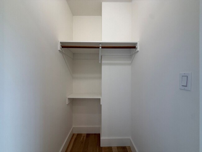 Building Photo - Spacious 1BD/1BA with In-Unit Laundry – Prime Commuter Location