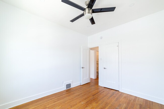 Building Photo - 246 S Sycamore Ave