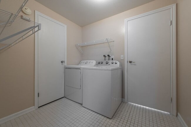 Building Photo - Peaceful neighborhood setting within walki...