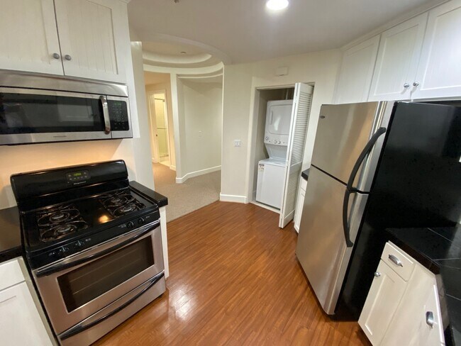 Building Photo - 11611 Montana Avenue, Unit 205