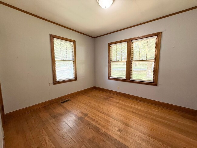 Building Photo - 517 Cedar Springs Rd