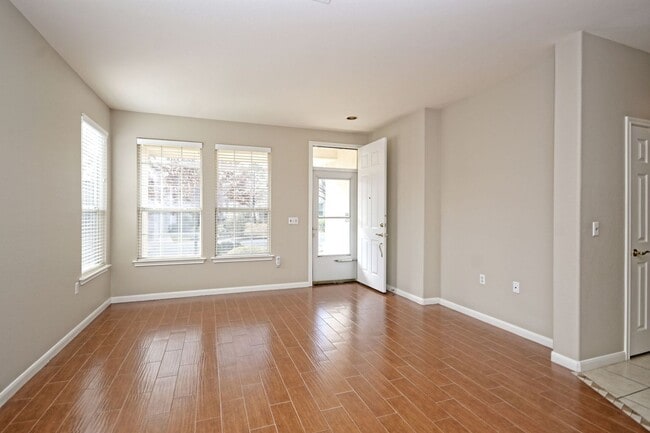 Building Photo - 106 Sunflower St